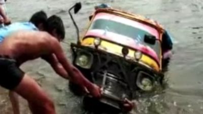 बिहार में बाढ़ के पानी में बह निकला ऑटो, यात्रियों ने तैरकर बचाई जान