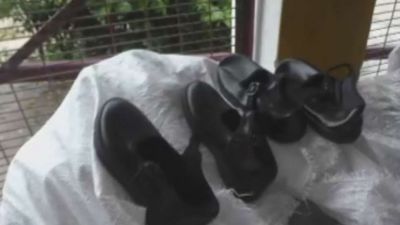 ये है यूपी का प्रशासन ! स्कूली छात्रों को बांट दिए लड़कियों के जूते