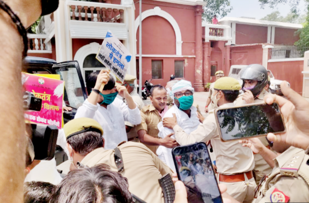 Uttar Pradesh: Congressmen protesting in front of Raj Bhavan arrested