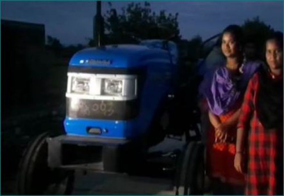 सोनू सूद ने पूरा किया अपना वादा, किसान के घर पहुंचाया ट्रेक्टर