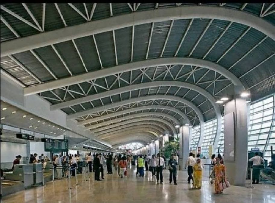 मुंबई हवाई अड्डे पर आया फोन, आवाज़ आई- 'बम है एयरपोर्ट पर' ....