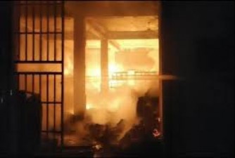 उत्तर प्रदेश: अवैध रूप से चल रही फैक्टरी में लगी आग, कई परिवारों की बचाई गई जान