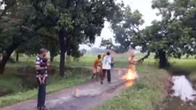 बुजुग महिला ने बेटों के सामने खुद को लगाई आग, जमीन विवाद से जुड़ा है मामला