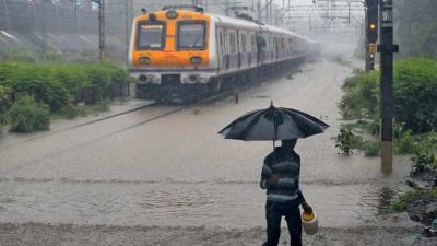 Mumbai: Mahalakshmi Express stuck in mid track, life of 2000 passengers in threat