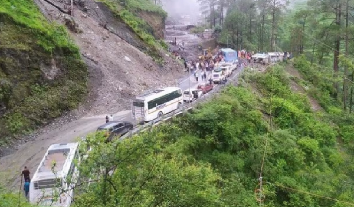 Journey of Badrinath-Hemkund Sahib stopped due to road blockage