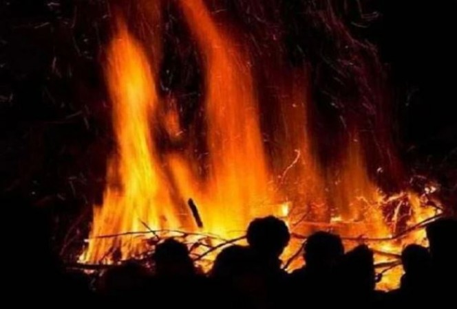 Police lift body by pouring water on a burning pyre, know why?