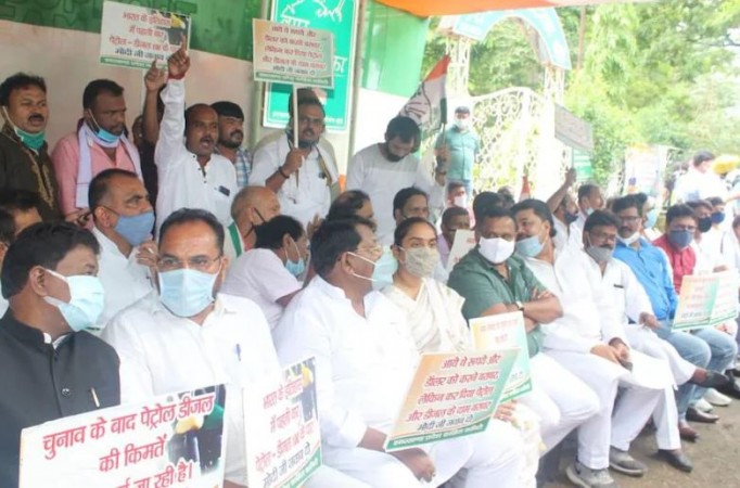 Congressmen were protesting on prices of petrol-diesel, only then unemployed group came and then...