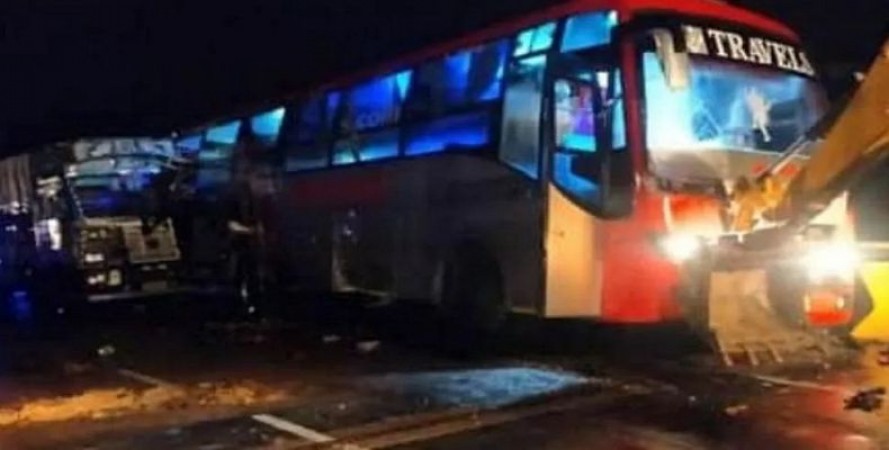 खड़ी यात्री बस में जा घुसा तेज रफ़्तार ट्रक, 18 लोगों की दर्दनाक मौत..50 के करीब घायल