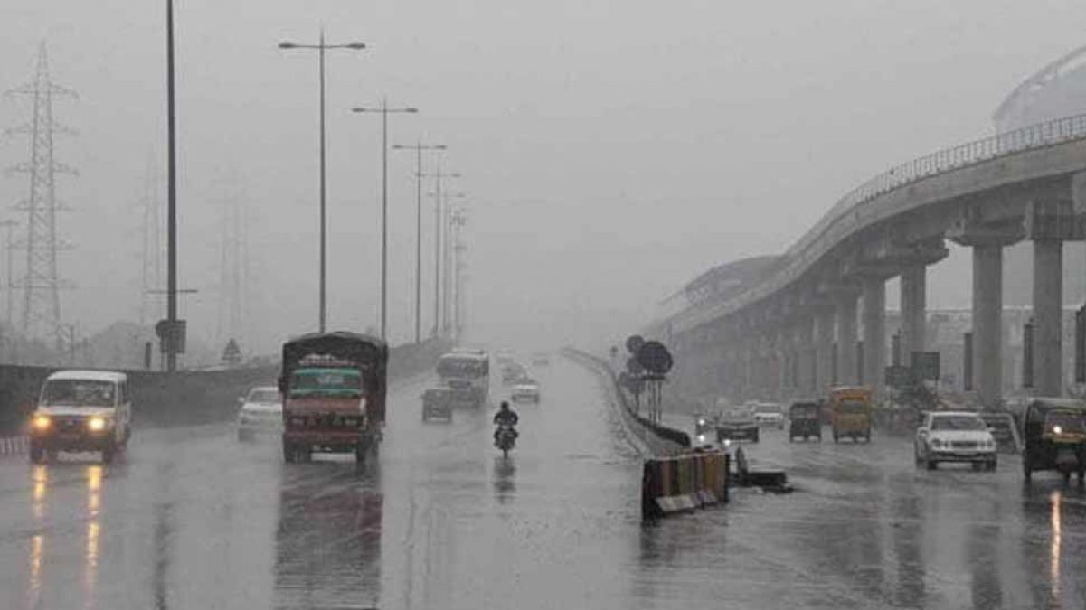दिल्ली में खुशनुमा हुआ मौसम, आज भी जारी रहेगी बारिश