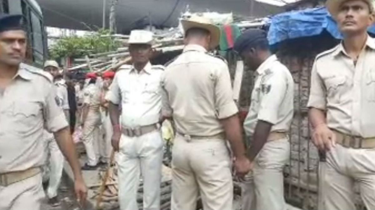 शराबबंदी के बाद भी बिहार में शराब की बिक्री जारी, पुलिस ने मारा छापा