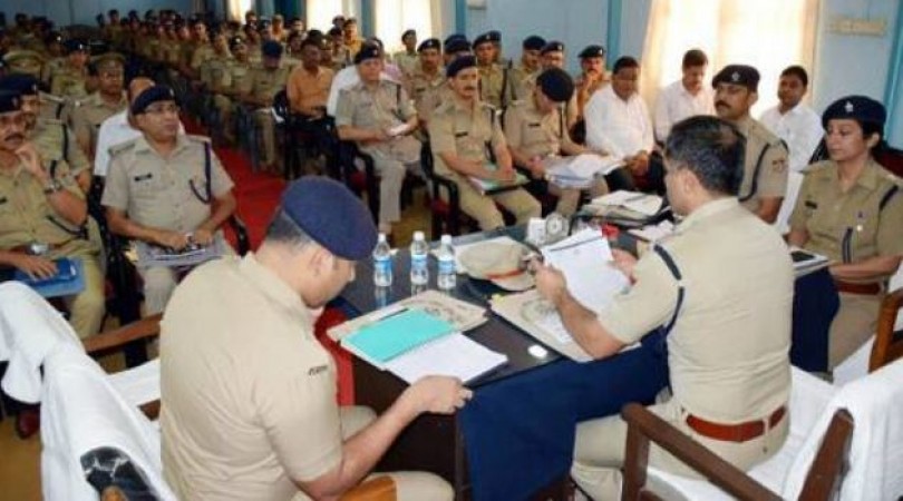पुलिस अधिकारियों की समीक्षा बैठक आयोजित
