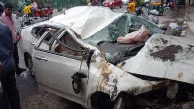 Delhi: Massive road accident near Dilshad Garden, a car collided with divider and then...