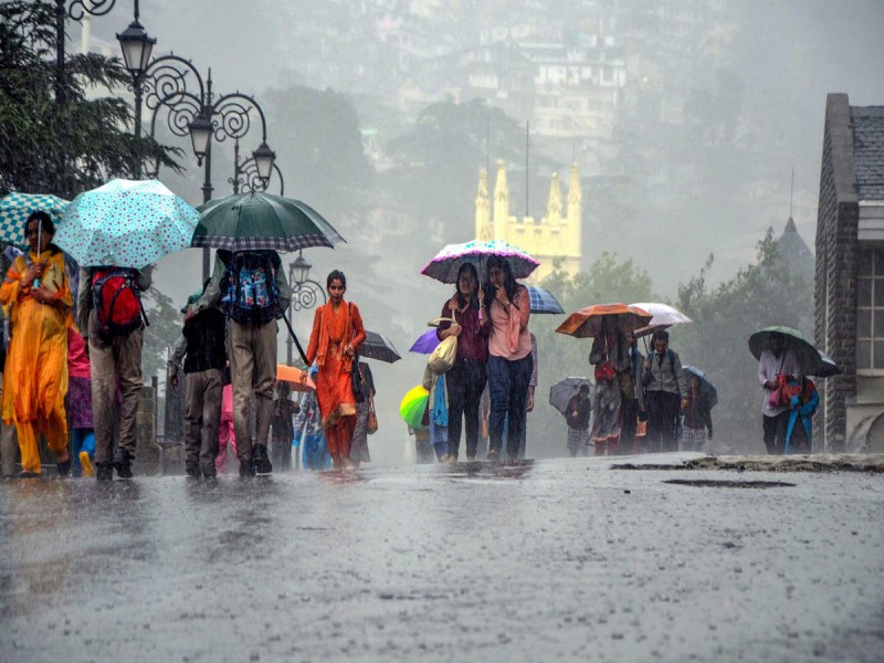 हिमाचल: भारी बारिश से राज्य के कई मार्ग हुए अवरुद्ध, यातायात हुए ठप