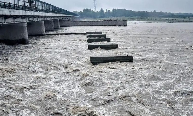 Yamuna flowing above warned level, flood crisis looming over Delhi
