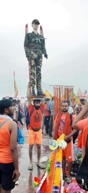 A Kanwariya carrying statue of a soldier reached Haridwar