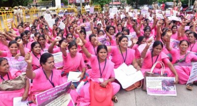 कर्नाटक : आशा वर्करों का लगातार प्रदर्शन जारी, वेतन को लेकर की ये मांग