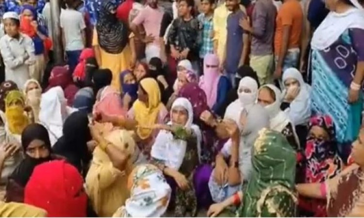 'कांवड़ यात्रा नहीं निकलने देंगे..', बीच सड़क पर मुस्लिम महिलाओं का धरना, कांवड़ियों पर पुलिस ने किया लाठीचार्ज