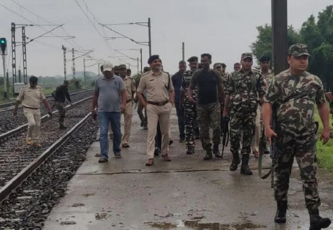 Stationmaster flees after threat to blow up railway station, trains stopped