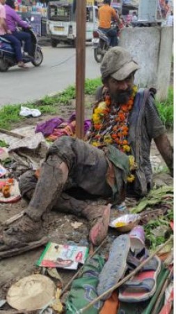 कीचड़ में पड़ी जिंदगी को बचाकर दी मानवता की अनोखी मिसाल