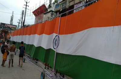 Kanwariyas carry 410-foot long tricolor in memory of martyrs