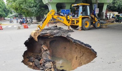 Will Delhi become London like this? Road to AIIMS suddenly collapses by 15 feet