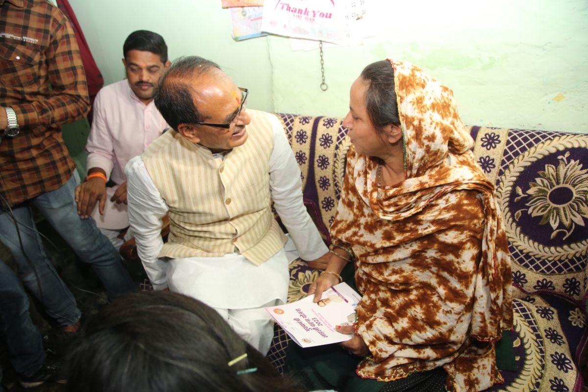 मुख्यमंत्री शिवराज ने घर-घर जाकर लाड़ली बहनो को दिए स्वीकृति पत्र