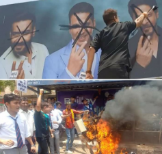 तंबाकू का विज्ञापन करने वाले एक्टर्स पर भड़का लोगों का गुस्सा, पोस्टर पर पोती कॉलिख
