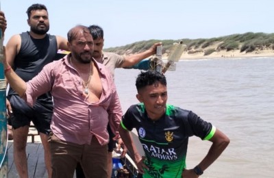 डूबते युवकों को बचाने के लिए समुद्र में कूद पड़े विधायक हीरा सोलंकी, 3 को सुरक्षित निकाला, 1 की मौत