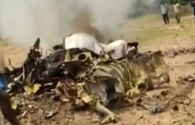 कर्नाटक: हादसे का शिकार हुआ IAF का किरण ट्रेनर एयरक्राफ्ट, आग की लपटों से घिरे विमान का Video आया सामने