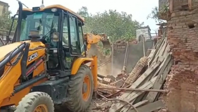 Voted for Yogi ji, yet the house was demolished, the woman cried when the bulldozer walked on the 50 year old house