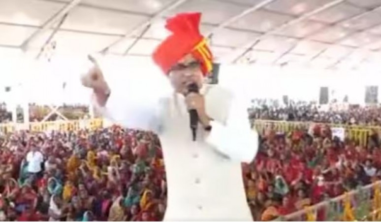 CM Shivraj raged from the stage at Damoh's school, said- 'Such activities will not work on the soil of Madhya Pradesh'