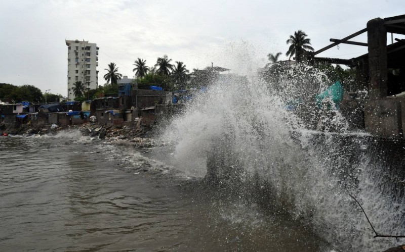 मुंबई से तूफान की हो सकती है जोरदार टक्कर, मौसम विभाग ने जारी किया अलर्ट