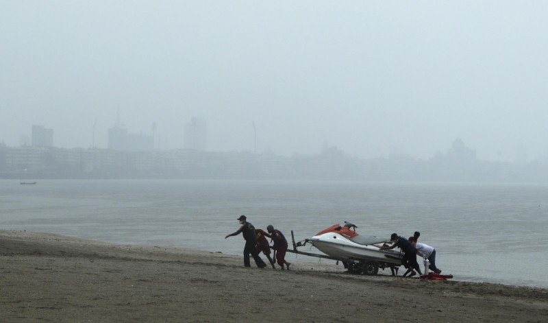 मुंबई में तबाही मचाने बहुत करीब पहुंच गया है निसर्ग तुफान