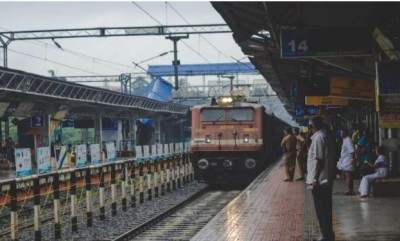 बिहार: शराब तस्करों को छुड़ाने के लिए बदमाशों ने ट्रेन पर किया पथराव, कई यात्री चोटिल