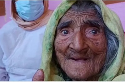 जम्मू कश्मीर में 124 वर्षीय महिला ने ली कोरोना वैक्सीन की डोज़, बनीं टीका लेने वाली सबसे वृद्ध महिला