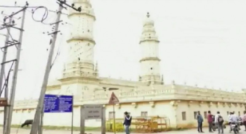 कर्नाटक: जामिया मस्जिद के आगे जमा हुए हिन्दू संगठन, कर रहे हनुमान चालीसा का पाठ करने की मांग