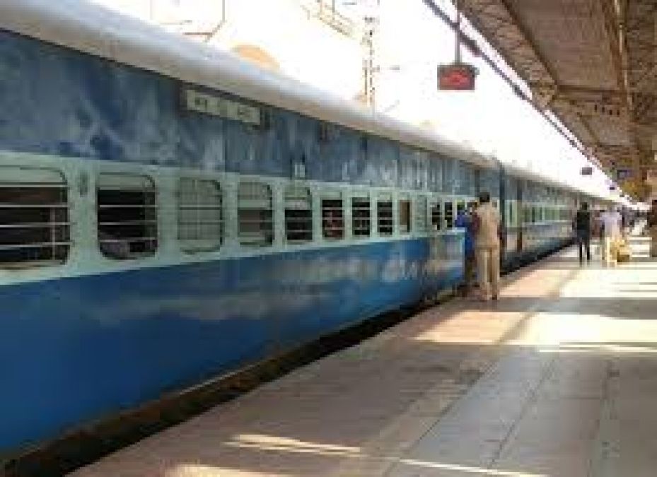 RPF jawan provided milk to girl on moving train by running 200 meters