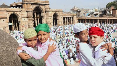 ईद से पहले दारूल उलूम ने जारी किया फ़तवा, कहा- गले मिलकर बधाई देना इस्लाम के खिलाफ