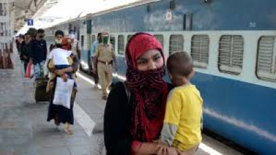 RPF jawan provided milk to girl on moving train by running 200 meters