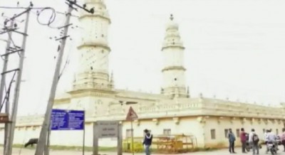 कर्नाटक: जामिया मस्जिद के आगे जमा हुए हिन्दू संगठन, कर रहे हनुमान चालीसा का पाठ करने की मांग