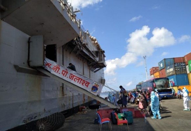 ऑपरेशन 'समुद्र सेतु': मालदीव में फंसे 700 भारतीयों को लेकर भारत पहुंचा INS जलाश्व