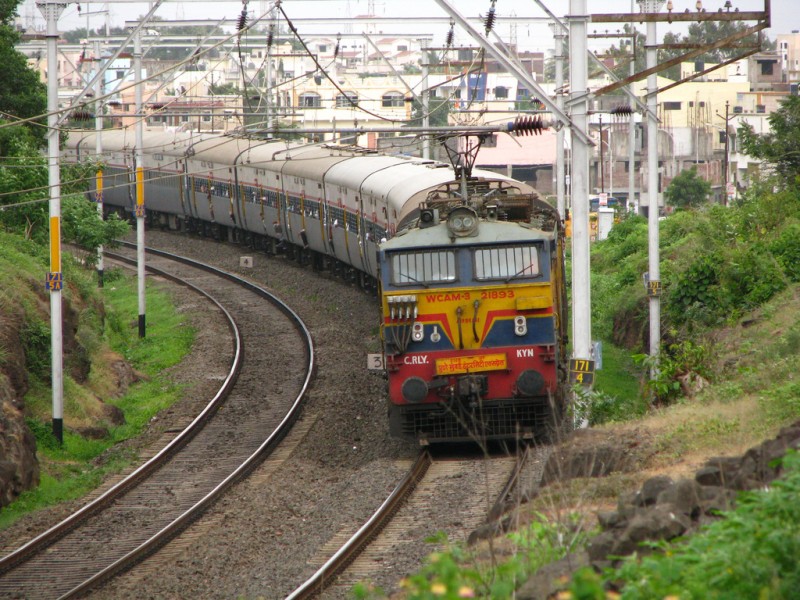 भारतीय रेल के इतिहास में पहली बार ऐसी हालत, यात्रियों का इंतजार कर रही ट्रेनें
