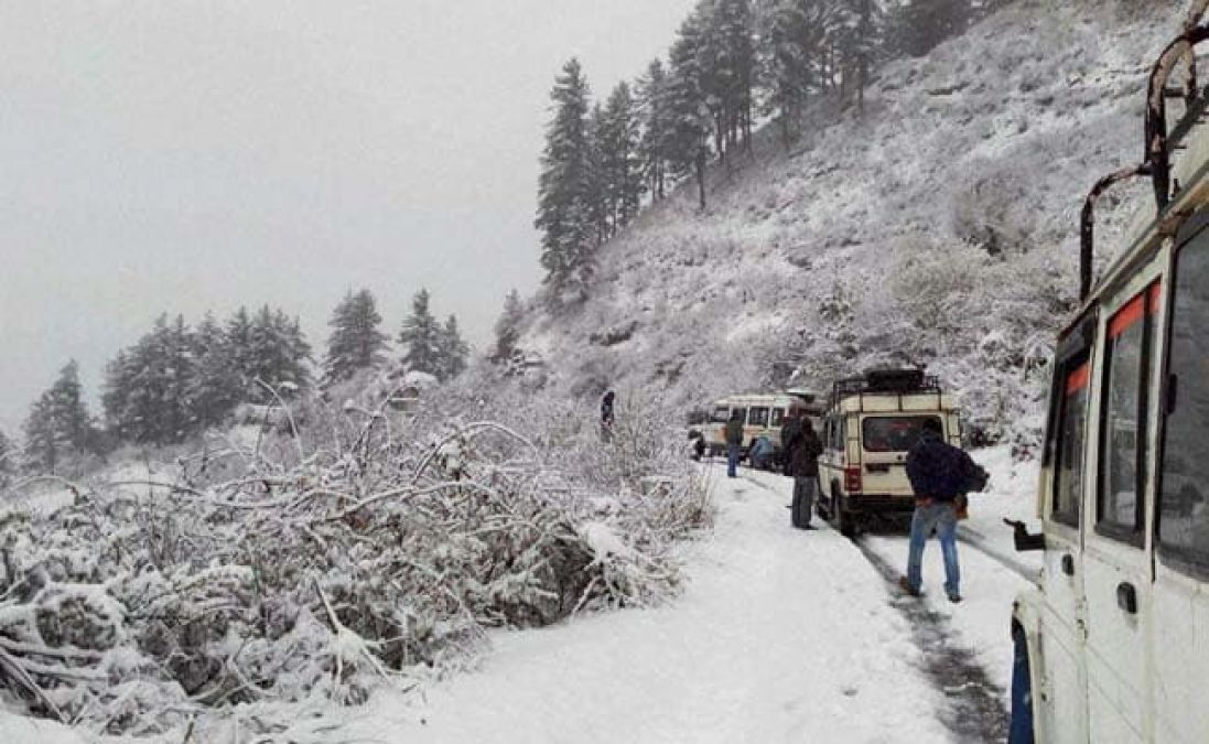 The weather in Rohtang once again caused a snowfall