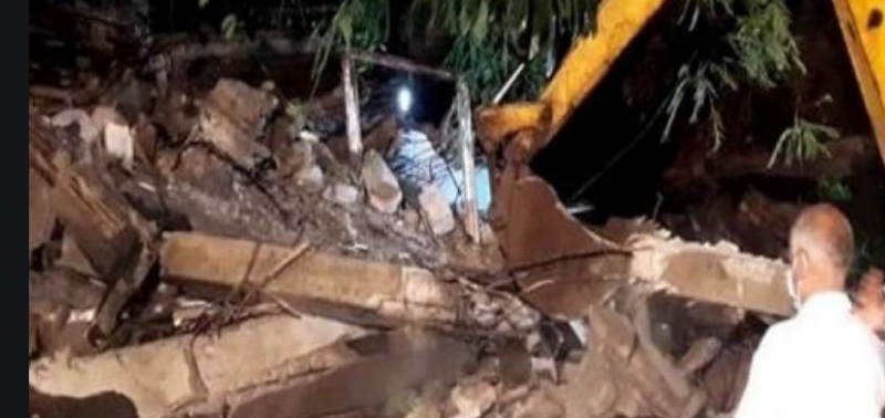 Mumbai: One killed & 5 injured as part of a building collapses in Bandra area