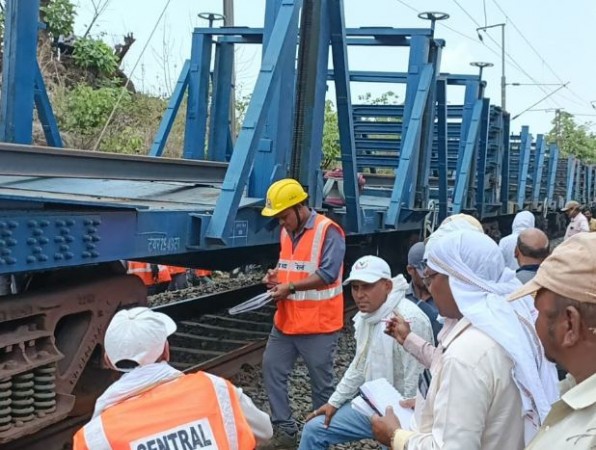 अब मालगाड़ी के दो डिब्बे पटरी से उतरे, कई ट्रेनें हुई लेट