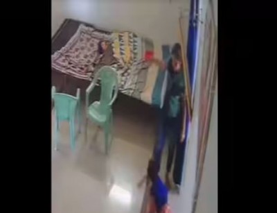 अनाथ बच्चों के केंद्र में महिला ने की क्रूरता, वीडियो देखकर काँप उठेगी रूह
