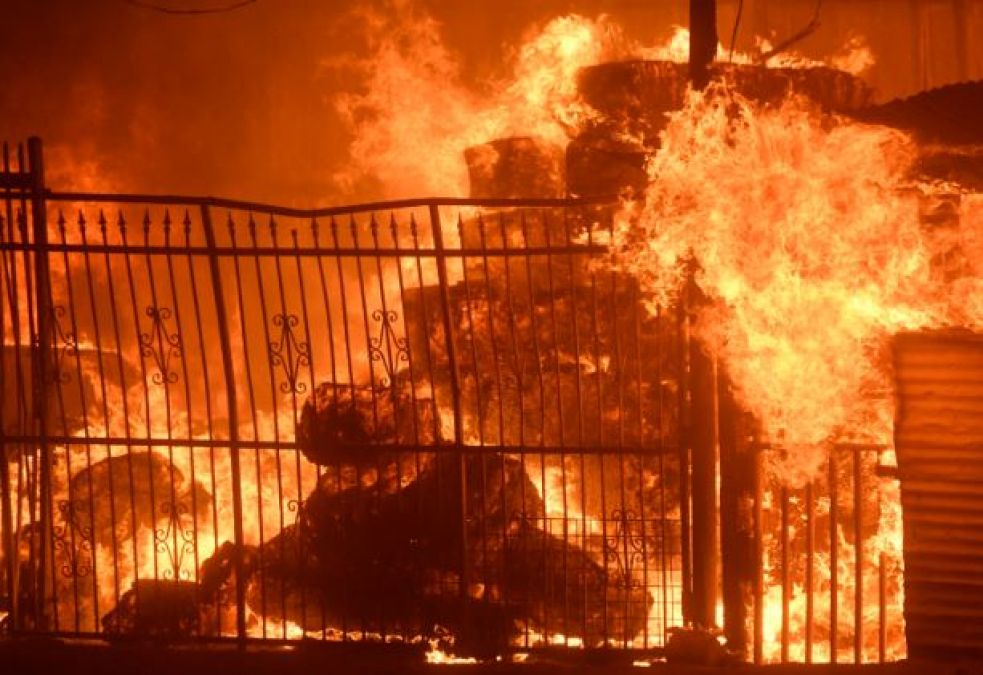 कोलकाता के जगन्नाथ घाट पर केमिकल गोदाम में लगी भीषण आग