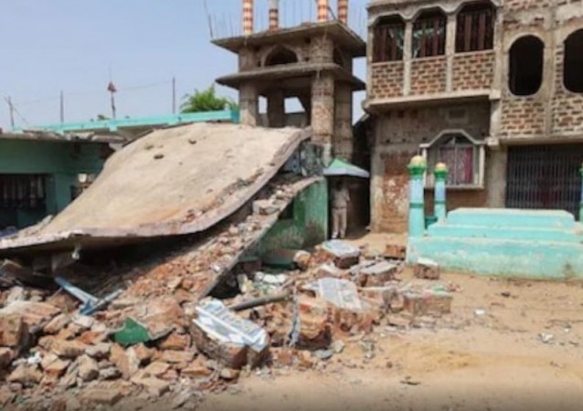 जोरदार धमाका हुआ और भरभराकर ढह गया मदरसा, जांच में जुटी पुलिस | NewsTrack  Hindi 1