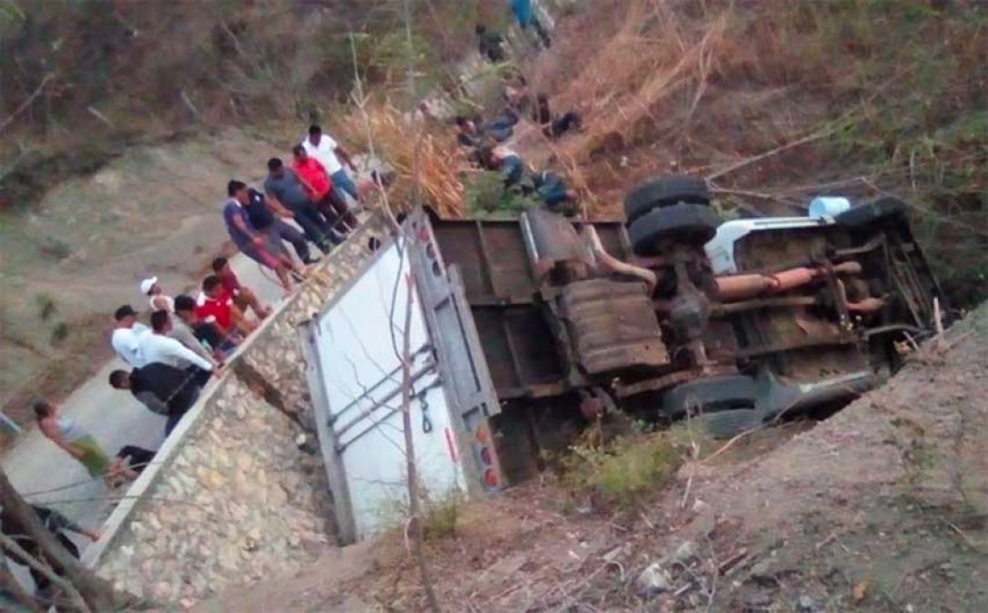 Tuck fall off  cliff , Several labourers killed in Srinagar-Leh highway