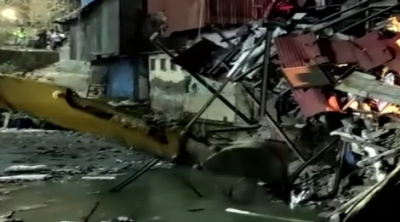 बांद्रा में गिरी इमारत, खतरे में पड़ी कई लोगों की जान